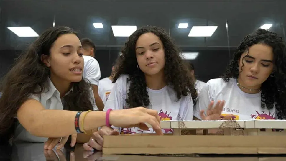 Alunos montando maquete